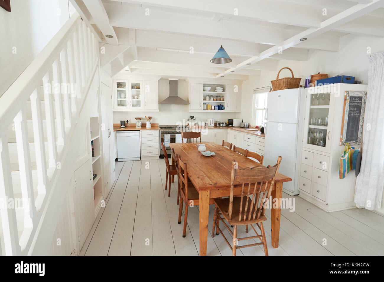 Innenansicht Küche mit Esstisch aus Holz Stockfoto