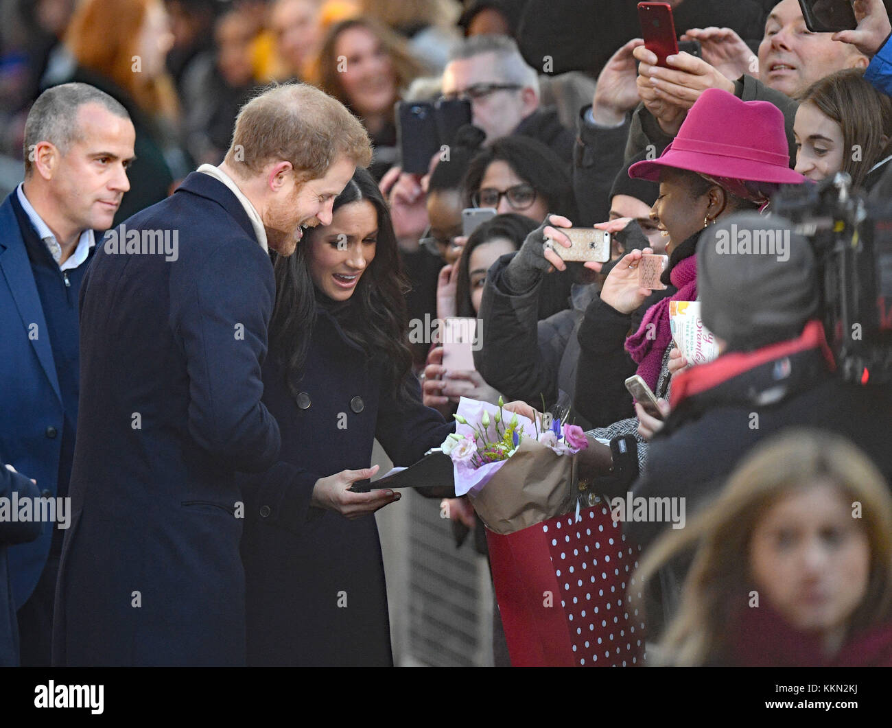 Prinz Harry und Meghan Markle anreisen, für einen Besuch in der Zeitgenössischen in Nottingham, Nottingham, Terrence Higgins Trust Welt-AIDS-Tag liebe Messe auf ihrem ersten offiziellen Engagement zusammen zu besuchen. Stockfoto