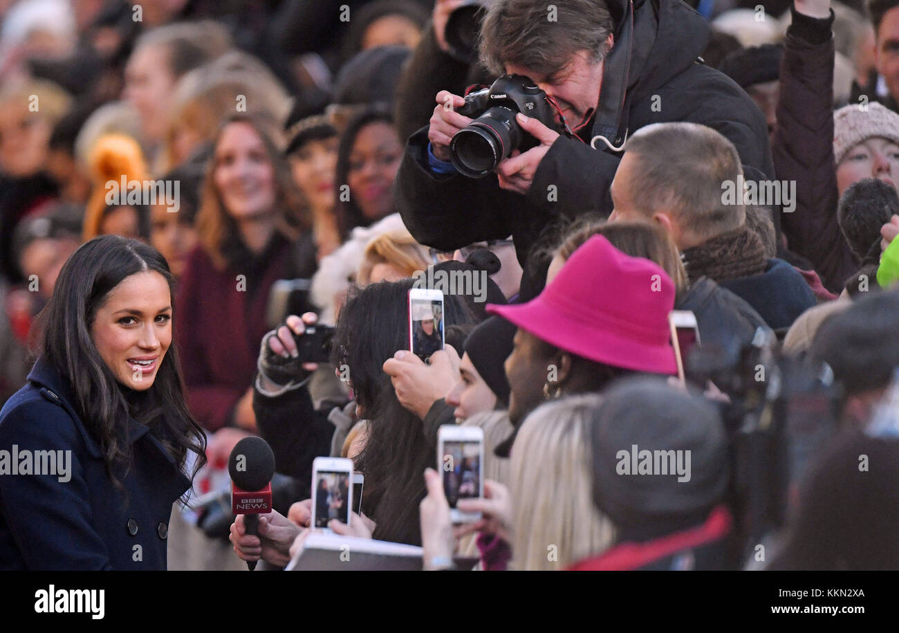 Meghan Markle anreisen, für einen Besuch in der Zeitgenössischen in Nottingham, Nottingham, Terrence Higgins Trust Welt-AIDS-Tag liebe Messe auf ihrem ersten offiziellen Engagement zusammen zu besuchen. Stockfoto