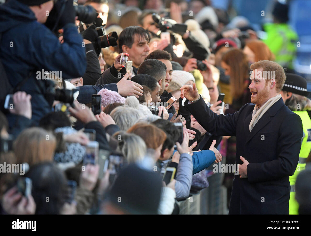 Prinz Harry anreisen, für einen Besuch in der Zeitgenössischen in Nottingham, Nottingham, Terrence Higgins Trust Welt-AIDS-Tag liebe Messe auf ihrem ersten offiziellen Engagement zusammen zu besuchen. Stockfoto