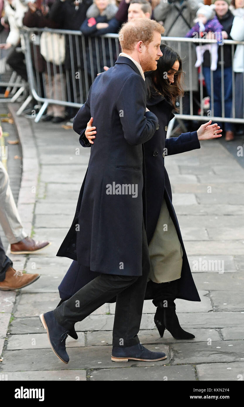 Prinz Harry und Meghan Markle anreisen, für einen Besuch in der Zeitgenössischen in Nottingham, Nottingham, Terrence Higgins Trust Welt-AIDS-Tag liebe Messe auf ihrem ersten offiziellen Engagement zusammen zu besuchen. Stockfoto