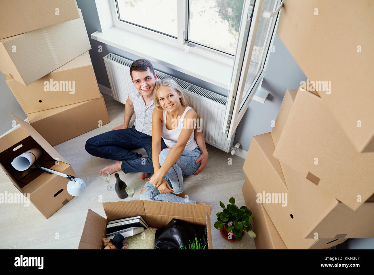 Junges Paar Umzug in eine neue Wohnung. Stockfoto
