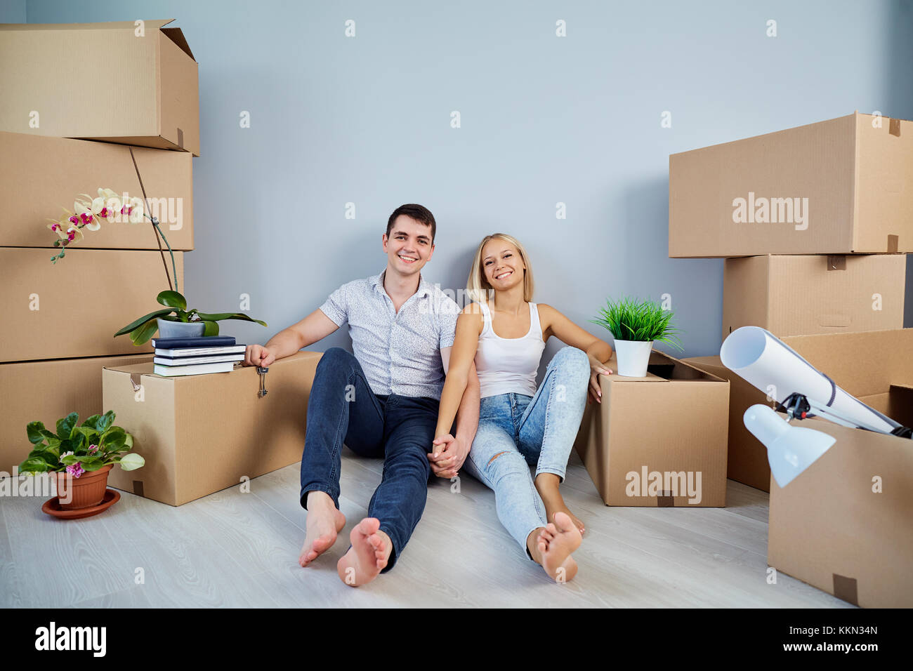 Junges Paar Umzug in eine neue Wohnung. Stockfoto