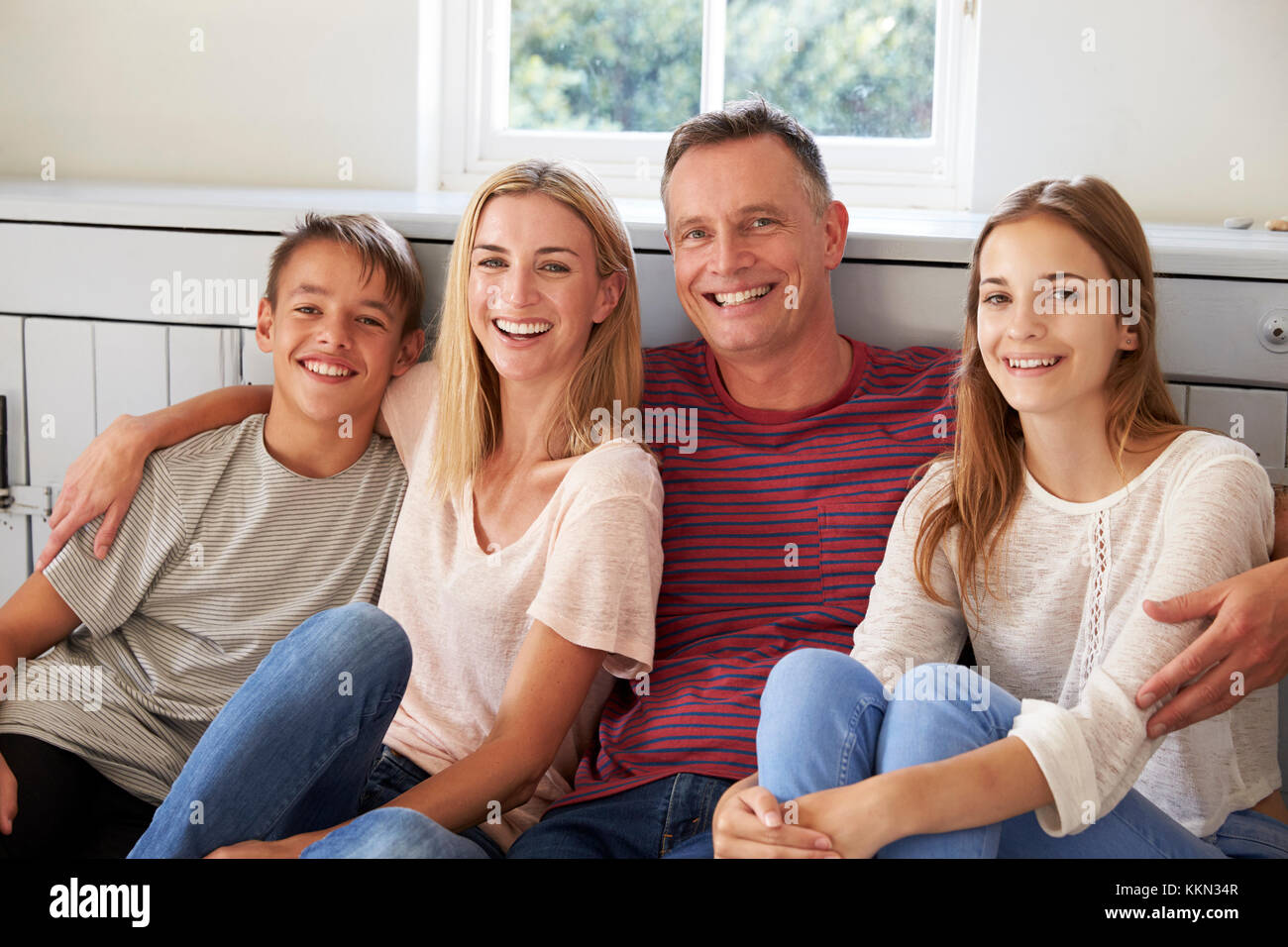 Portrait von lächelnden Familie Entspannen auf Sitz zu Hause Stockfoto