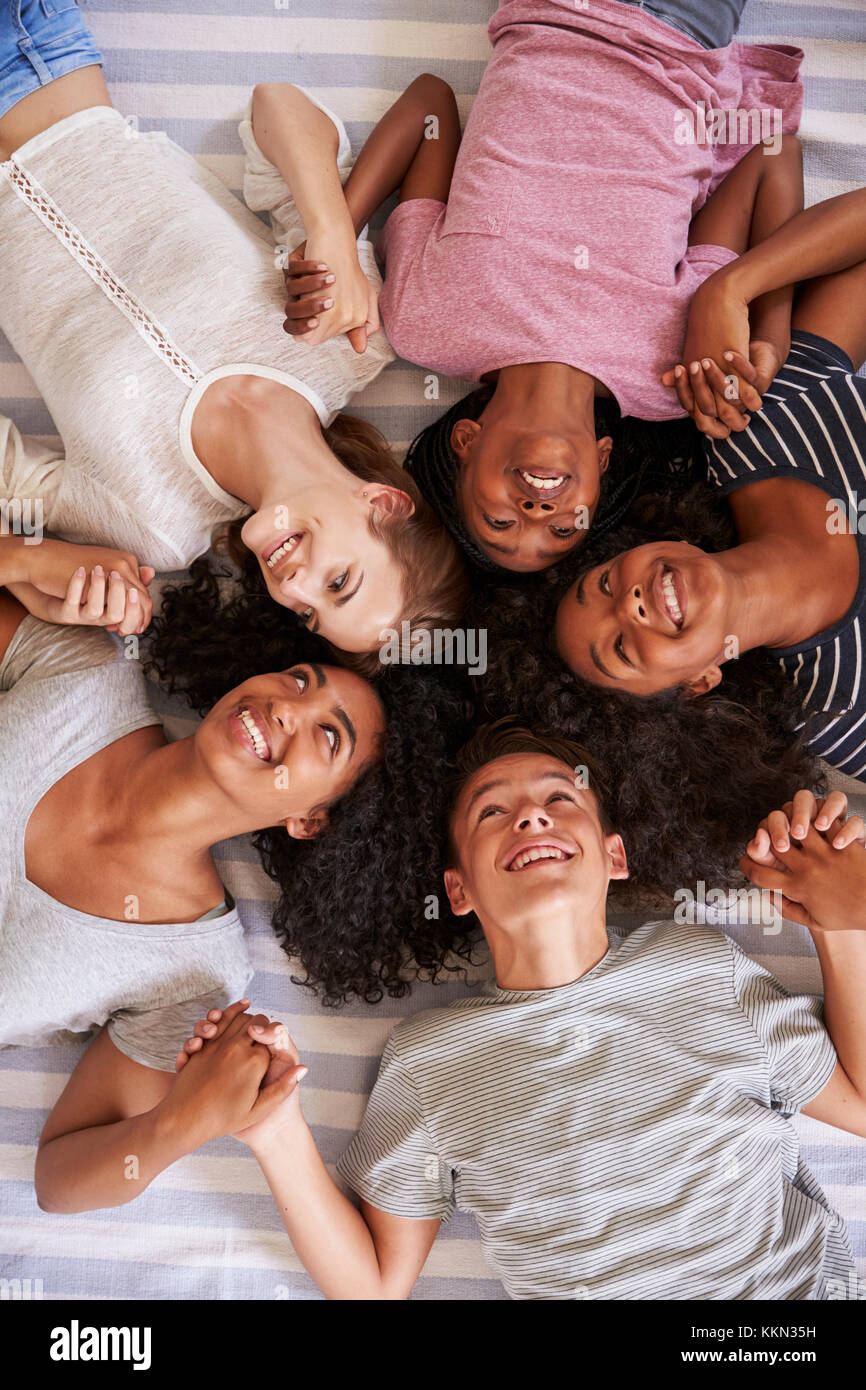 Ansicht von oben von Teenage Freunde liegend auf Bett zusammen Stockfoto