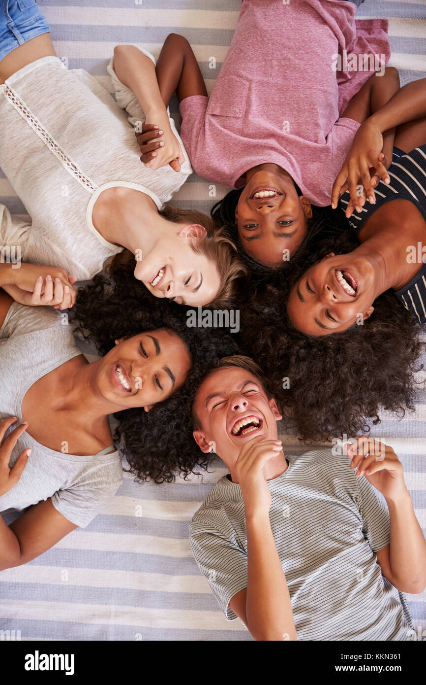 Ansicht von oben von Teenage Freunde liegend auf Bett zusammen Stockfoto