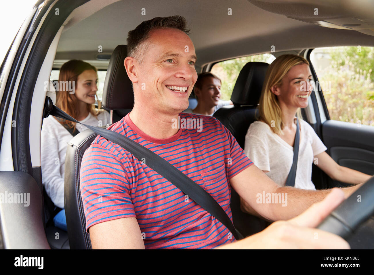Familie mit jugendlichen Kindern im Auto auf der Straße Reise Stockfoto
