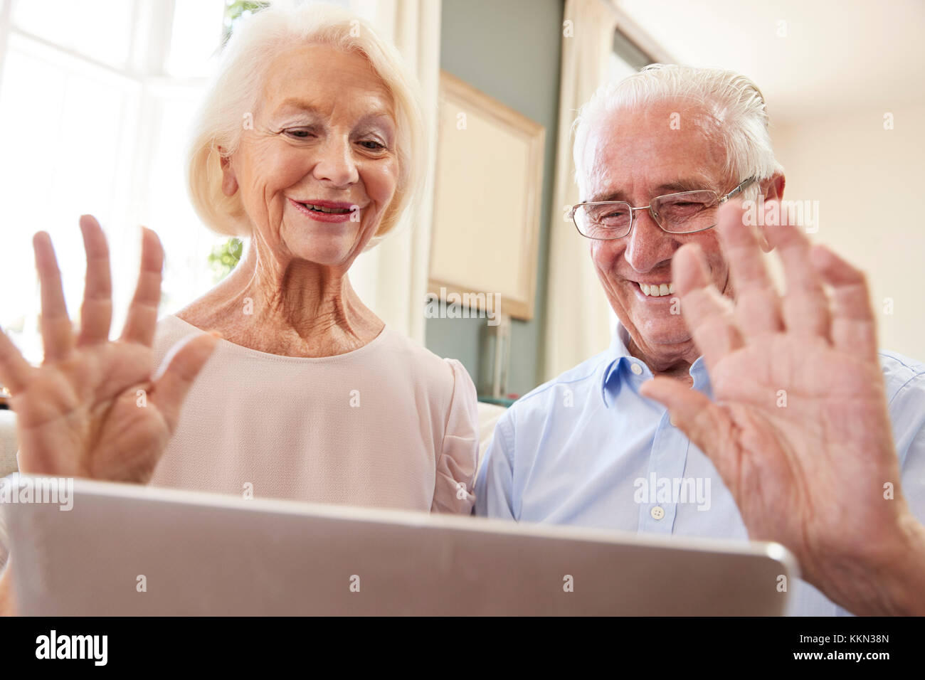 Senior Paar mit Laptop zu verbinden Mit der Familie für Videokonferenz Stockfoto