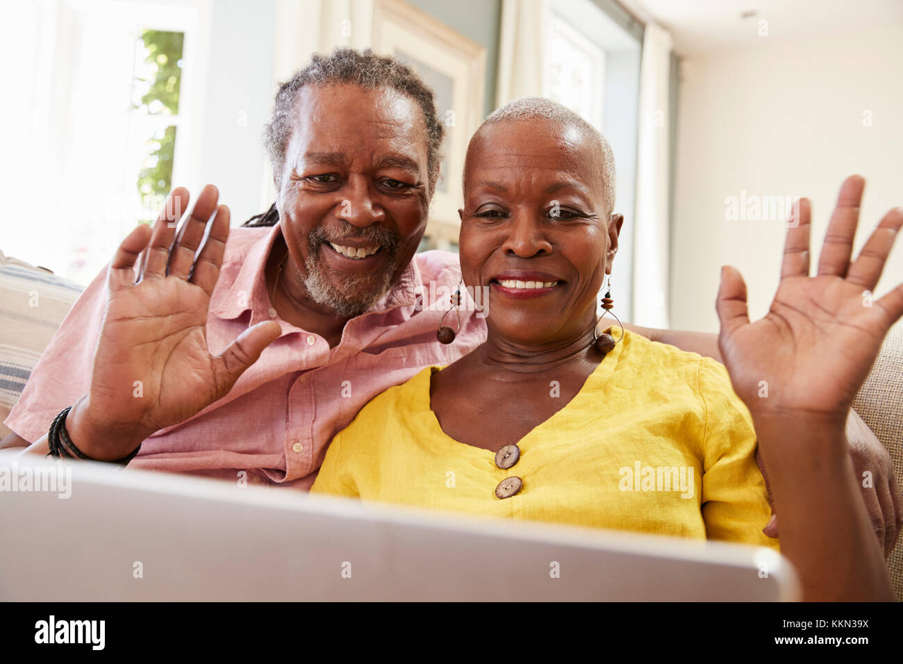 Senior Paar mit Laptop zu verbinden Mit der Familie für Videokonferenz Stockfoto