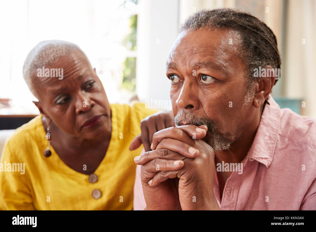 Ältere Frau trösten Menschen mit Depressionen zu Hause Stockfoto