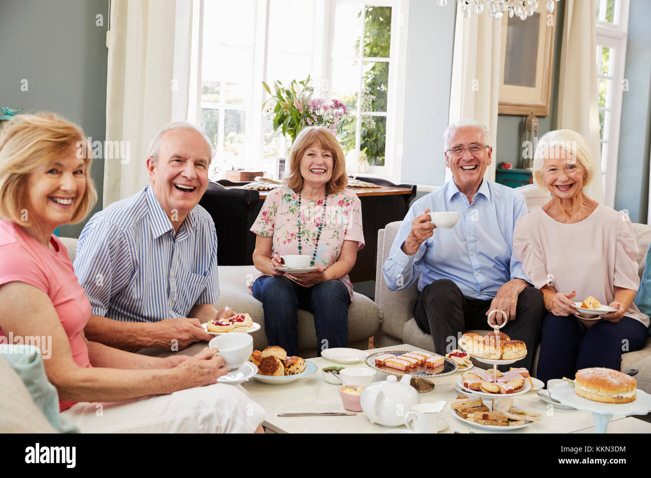 Portrait von älteren Freunden genießen Nachmittagstee zu Hause Stockfoto