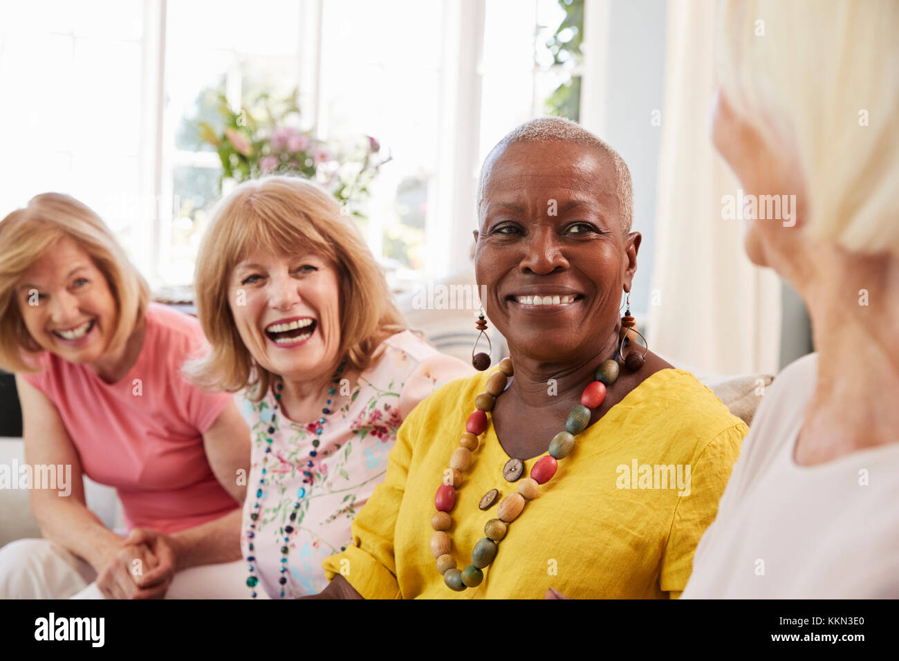 Gruppe von älteren weiblichen Freunden entspannen auf dem Sofa zu Hause Stockfoto