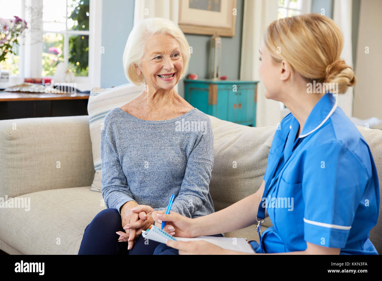 Weibliche Gemeinschaft Krankenschwester Besuche ältere Frau zu Hause Stockfoto