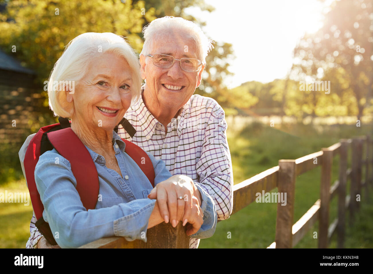 Portrait von Senior Paar Wandern in der Landschaft zusammen Stockfoto