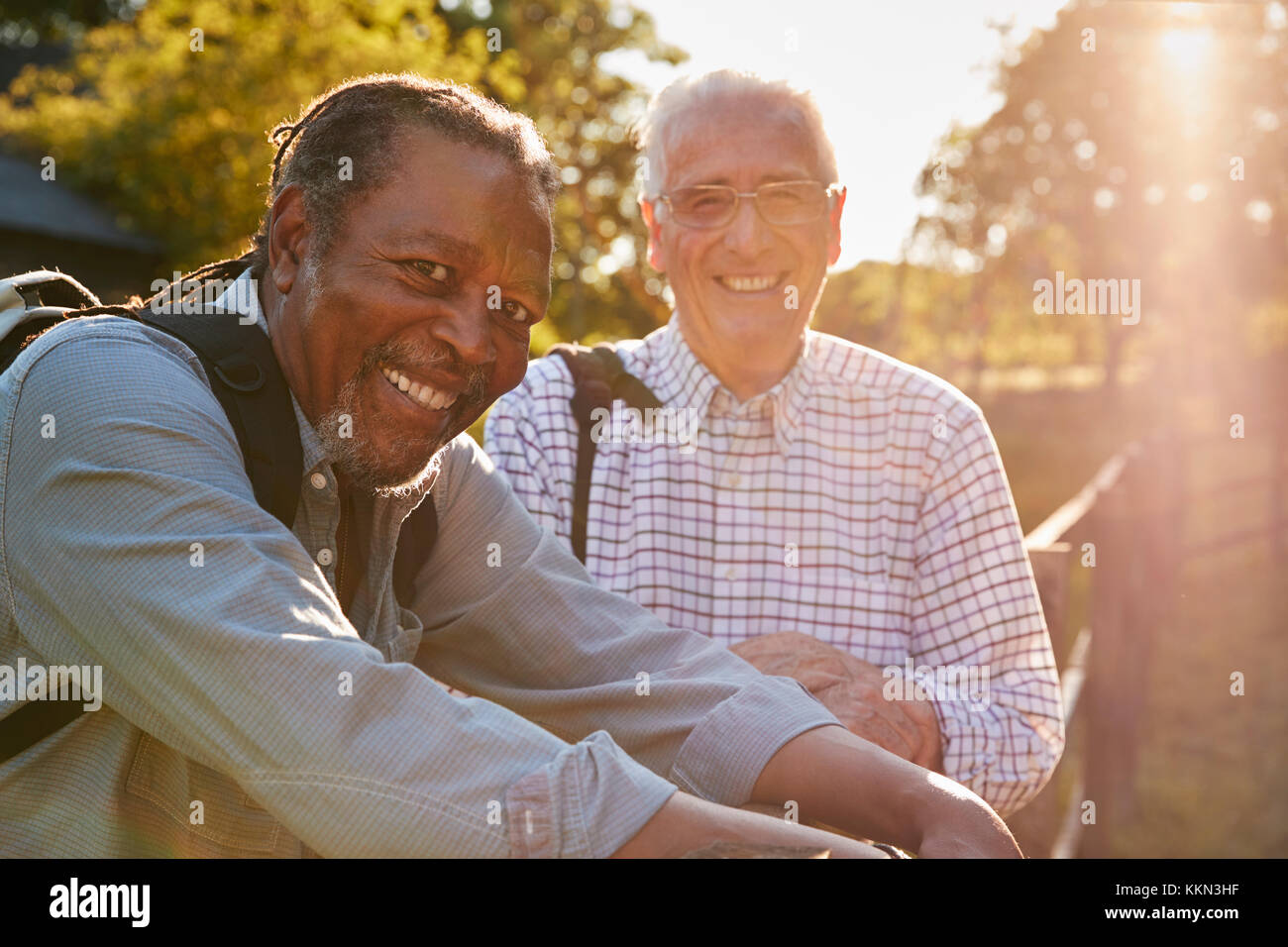 Porträt von zwei männlichen Senior Freunden Wandern im Hinterland Stockfoto