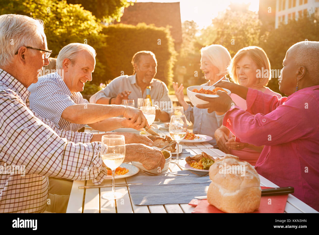 Gruppe von älteren Freunden genießen Outdoor Party zu Hause Stockfoto