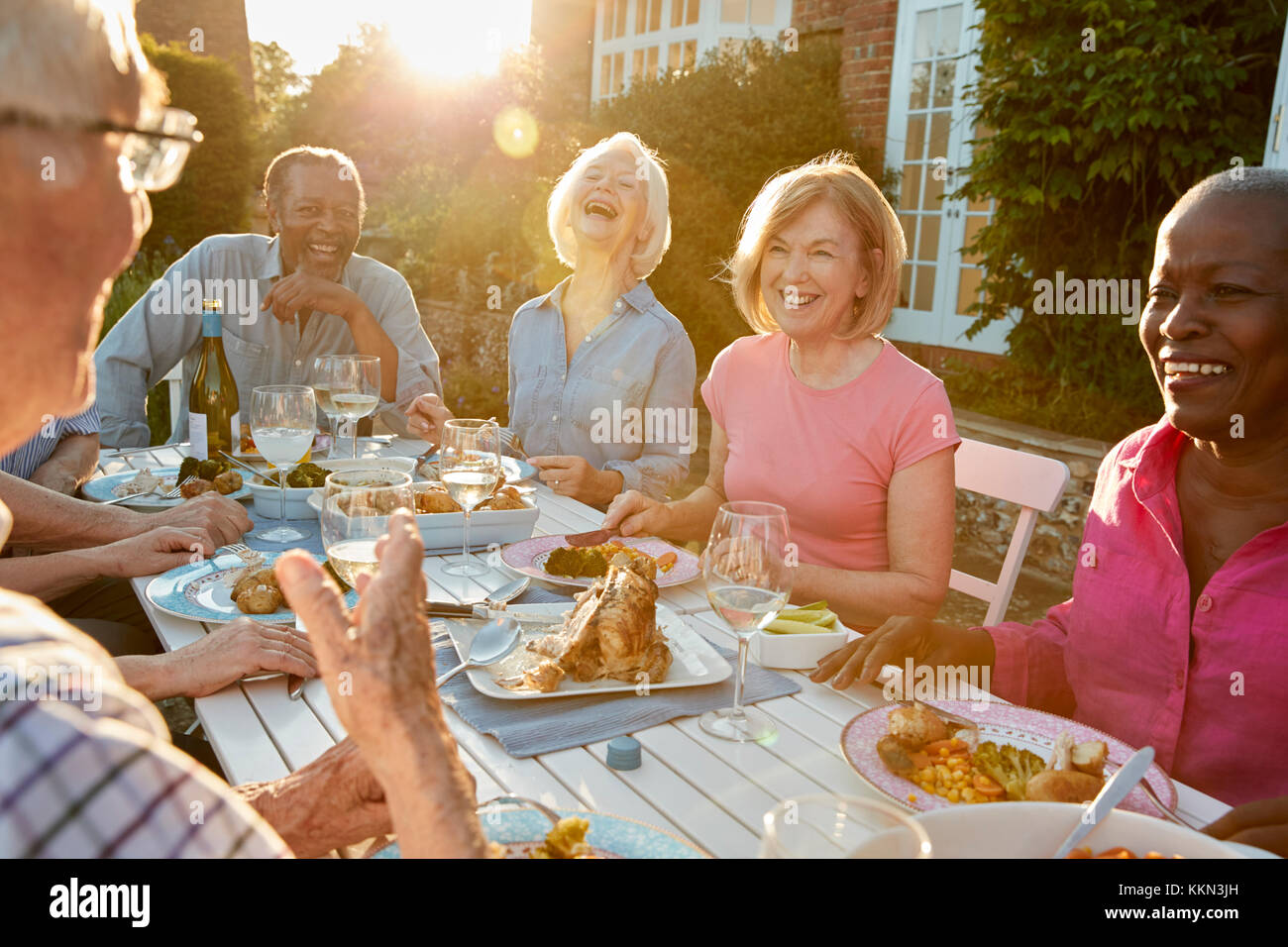 Gruppe von älteren Freunden genießen Outdoor Party zu Hause Stockfoto