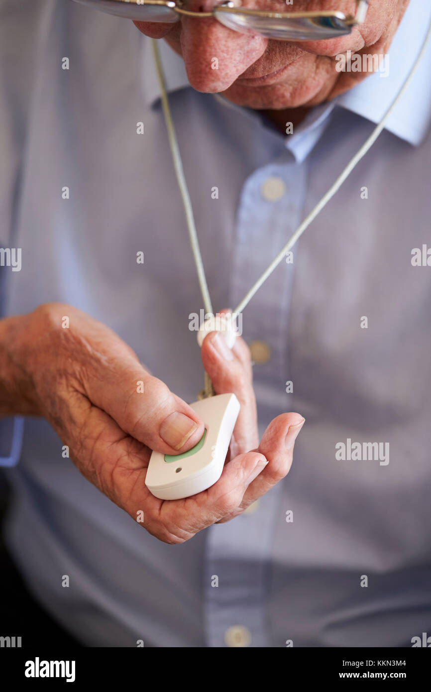 Ältere Menschen zu Hause mit Notrufanlage Schaltfläche Anruf Stockfoto