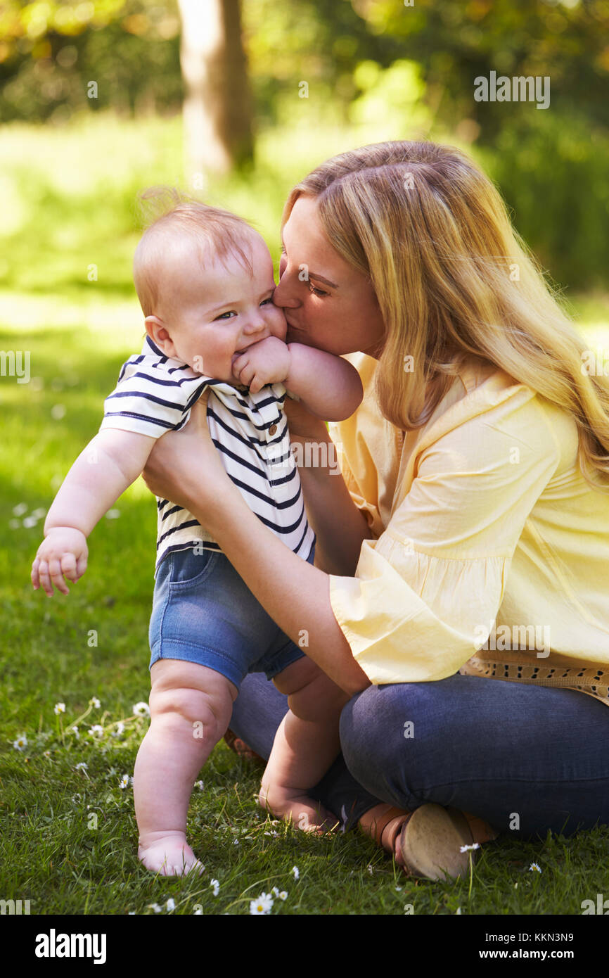 Junge Mutter mit Baby Sohn im Freien im Sommer Garten Stockfoto