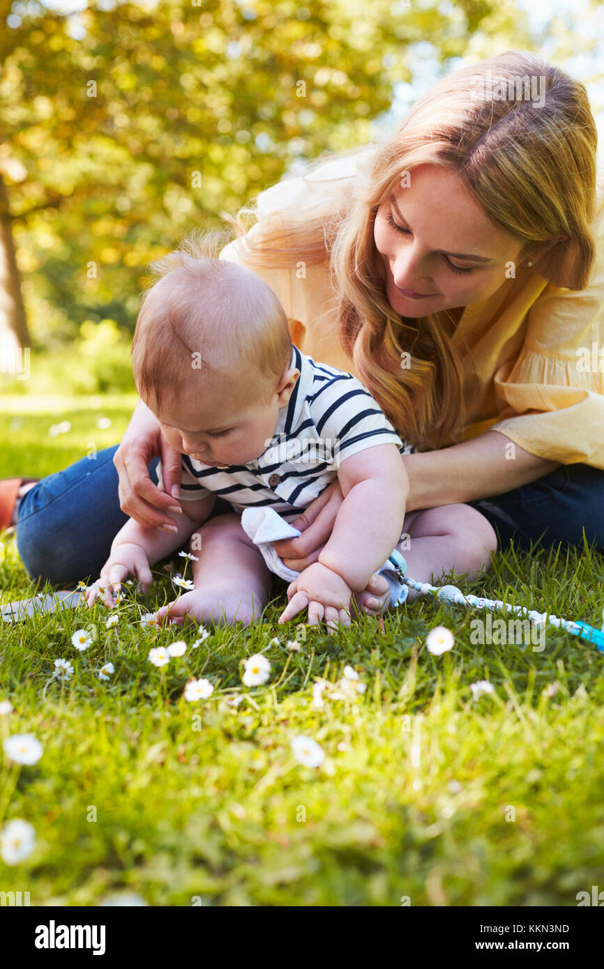 Junge Mutter mit Baby Sohn im Freien im Sommer Garten Stockfoto