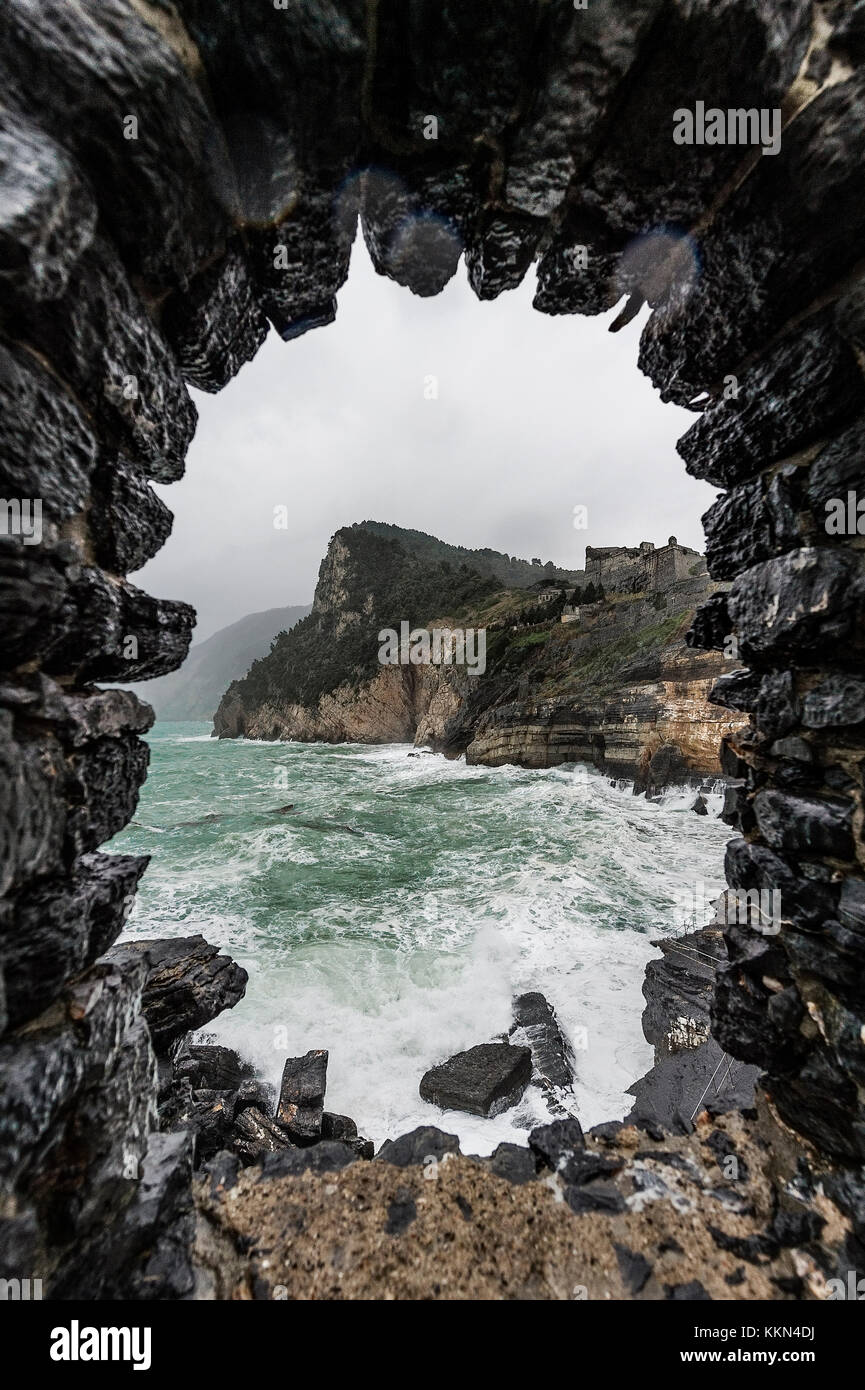 Ruine Portalansicht von robusten Ligurische Küste, Italien. Stockfoto