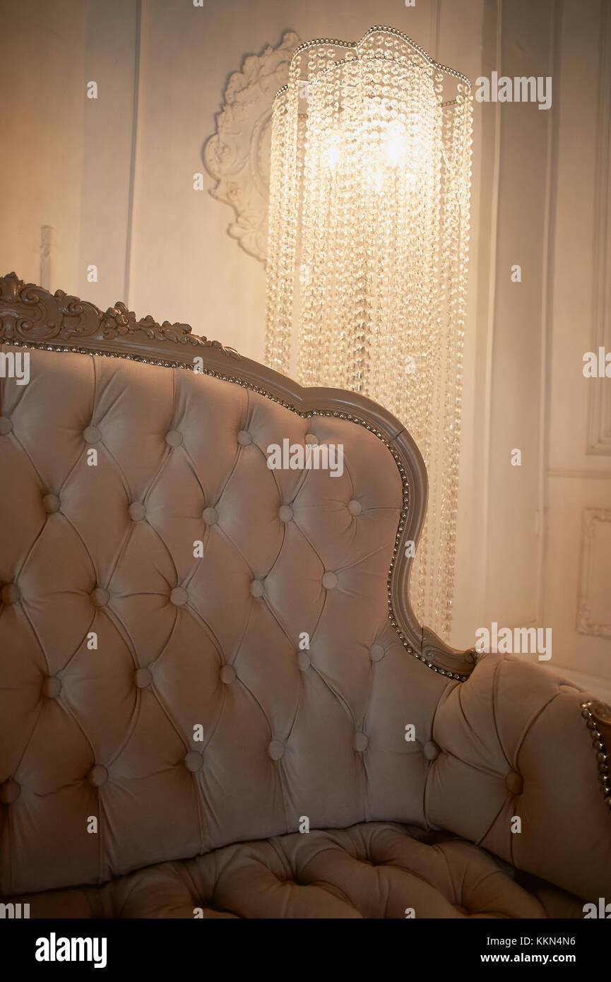 Die Polsterung des Sofa beige Farbe. retro. klassischer Stil und Crystal Stehleuchte Stockfoto
