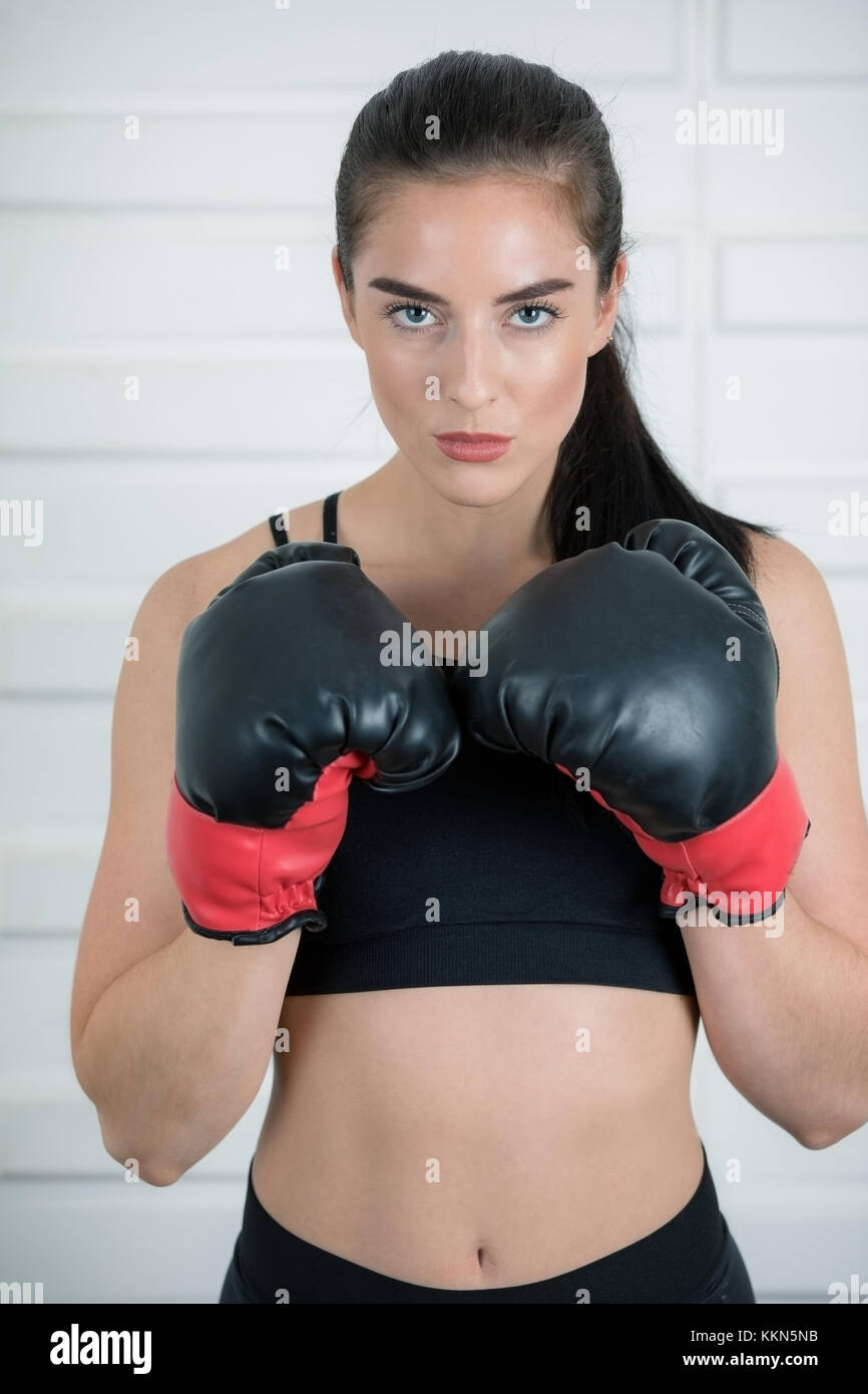 Melissa, ist ein Modell und mit Boxen als Übung Fitness Trainer, die ihr gut gedämpft. Stockfoto