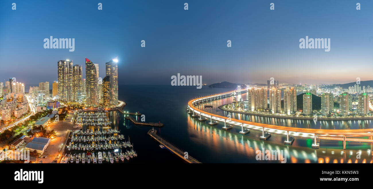 Panorama von busan City Skyline Blick in haeundae, gwangalli Strand mit yacht Pier in Busan, Südkorea. Stockfoto
