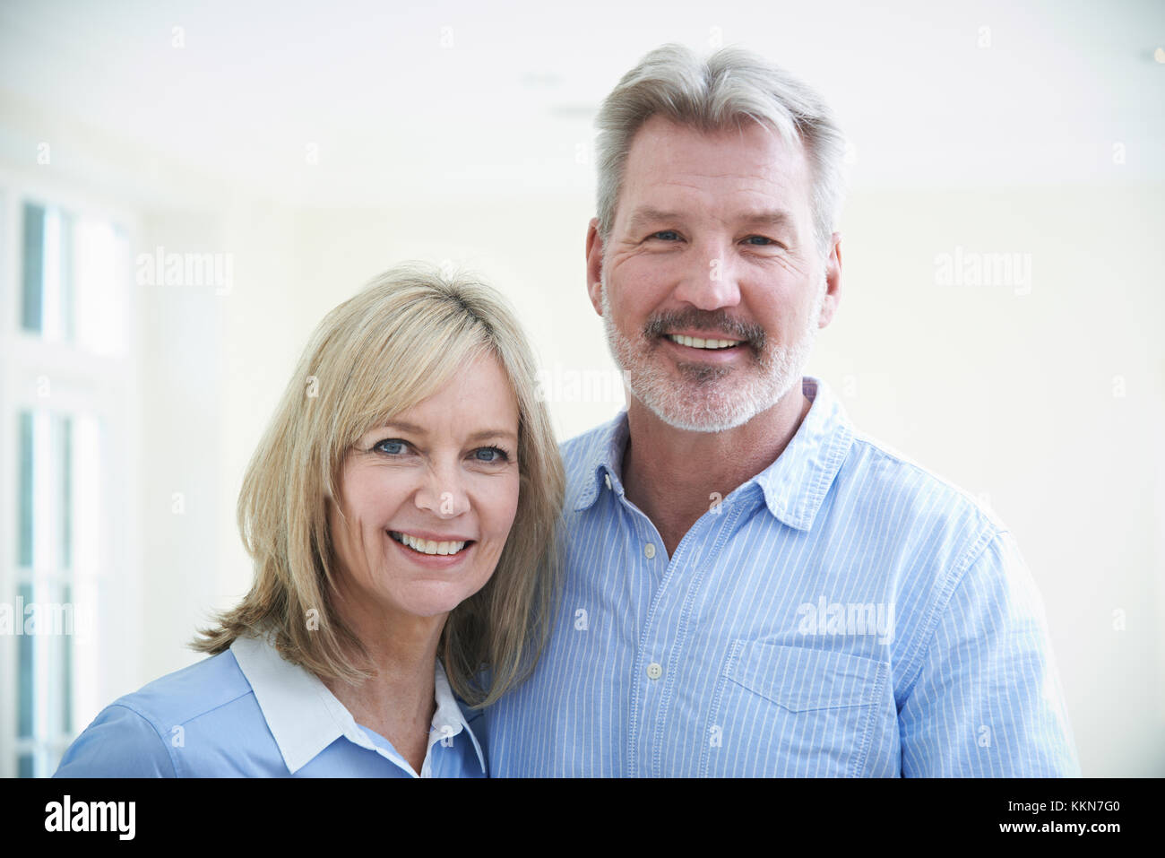 Portrait von liebevollen Reifes Paar zu Hause Stockfoto