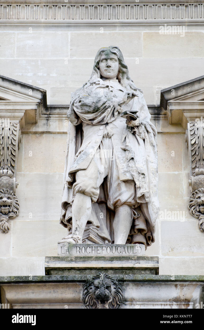 Paris, Frankreich. Palais du Louvre. Statue im Cour Napoleon: François VI., Duc de La Rochefoucauld (1613 - 1680) Französischer Autor von Maximen und Memoiren. Stockfoto