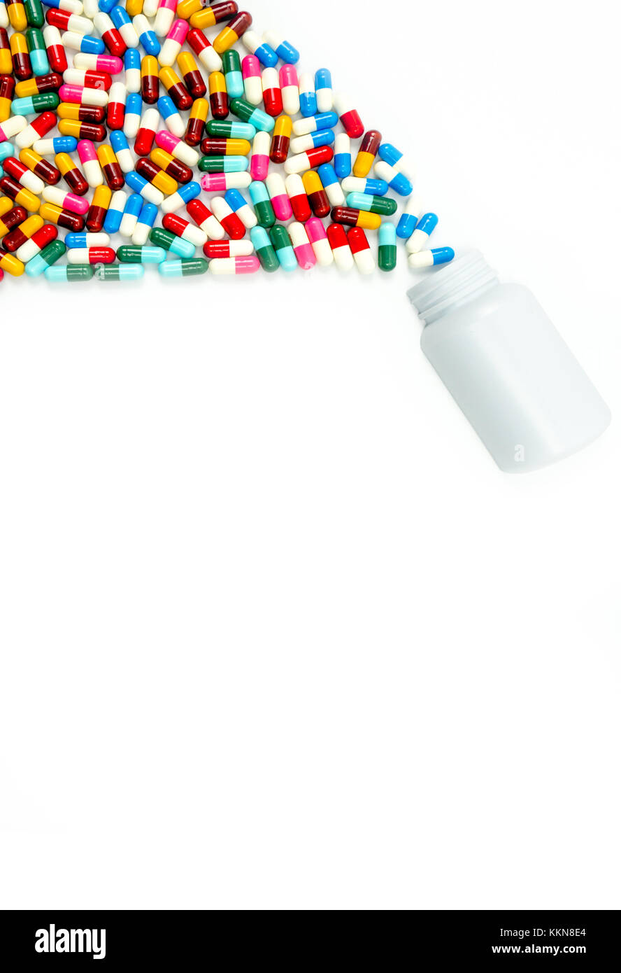 Antibiotikum kapseln Verschütten aus pilleflasche auf weißem Hintergrund mit Kopie Raum, nur Ihren eigenen Text hinzu. Arzneimittelresistenz Konzept. Antibiotika Droge Stockfoto