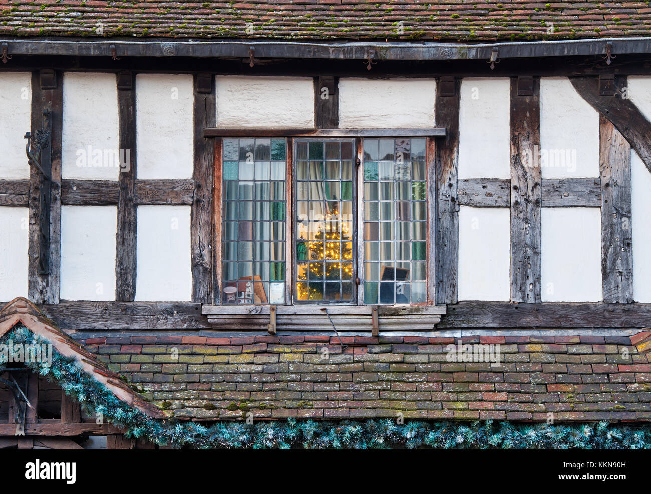 Der Nussknacker Weihnachten shop Fenster mit einem Weihnachtsbaum am frühen Morgen in Stratford-upon-Avon, Warwickshire, England. HDR Stockfoto