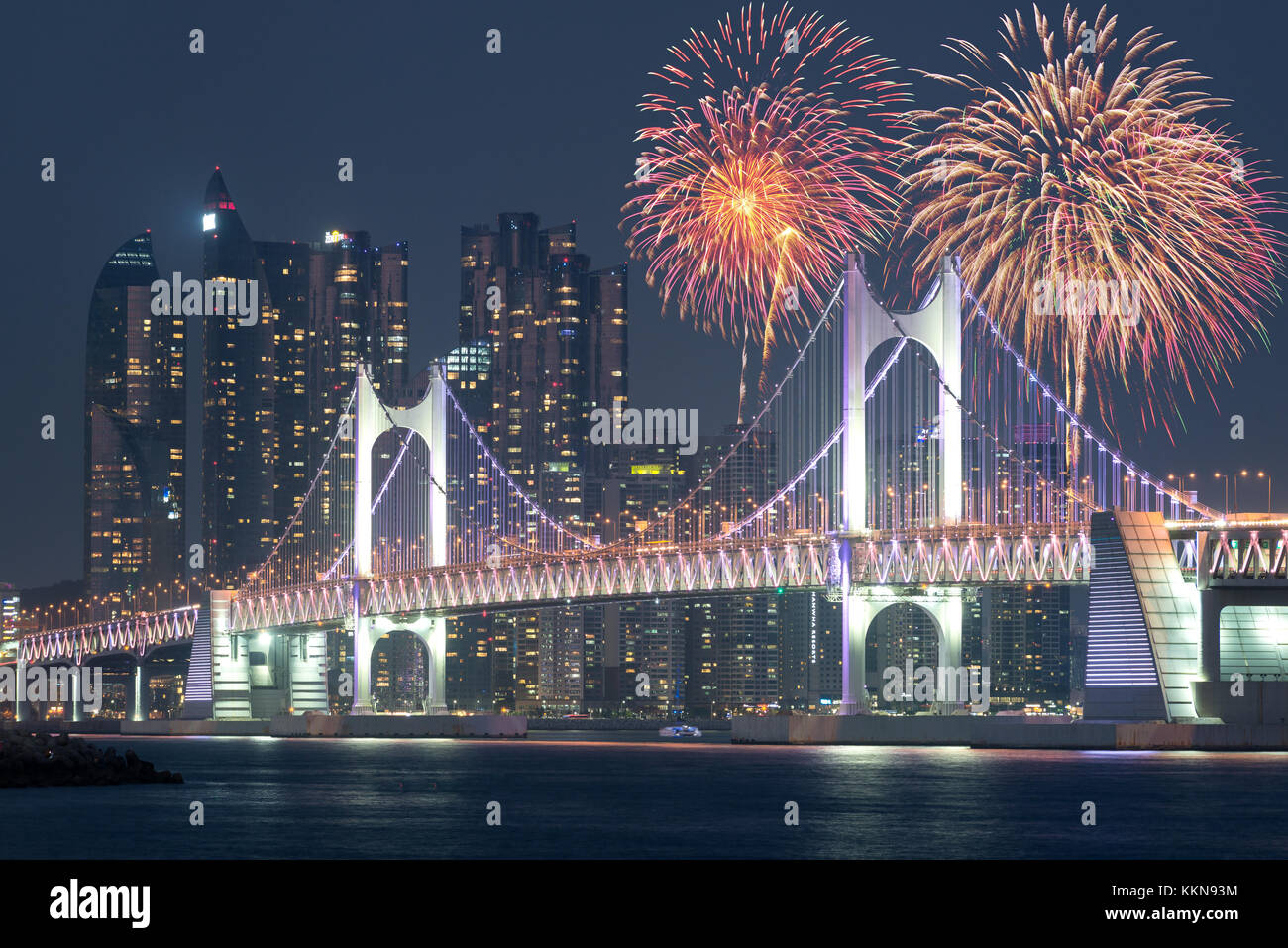 Neujahrsfeuerwerk auf der Gwangan Bridge mit Busan im Hintergrund in Busan, Südkorea. Stockfoto