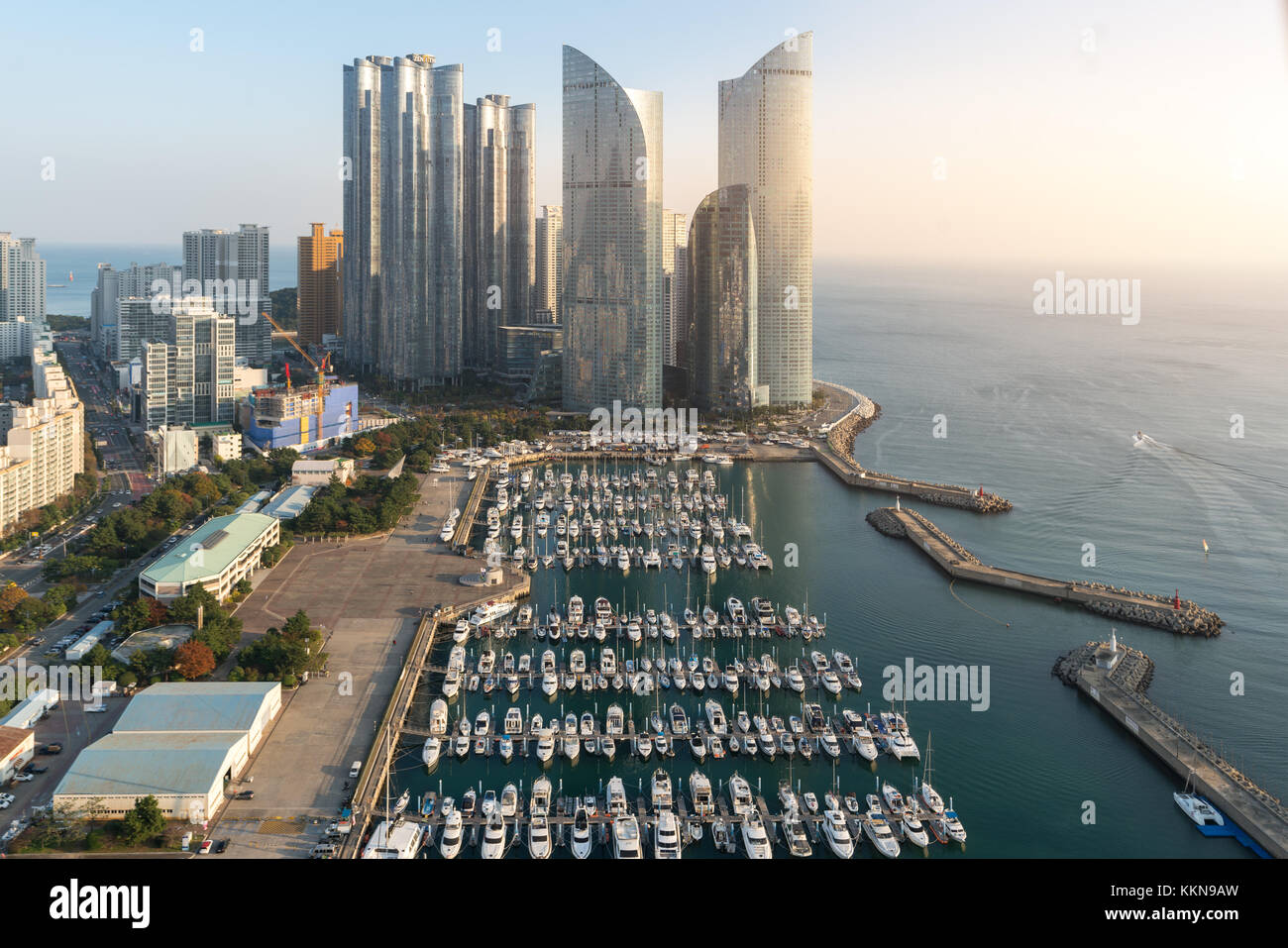 Busan City Skyline Blick in haeundae, gwangalli Strand mit yacht Pier in Busan, Südkorea. Stockfoto