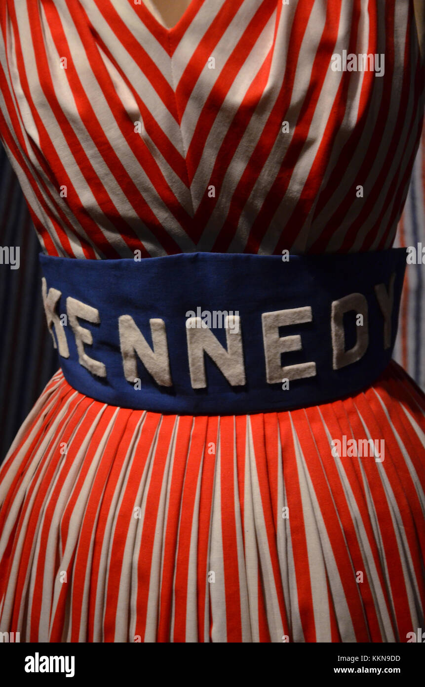 Die Cheerleader dress Ausstellung in der John F Kennedy Presidential Library und Museum, Boston, Mass, USA. Stockfoto