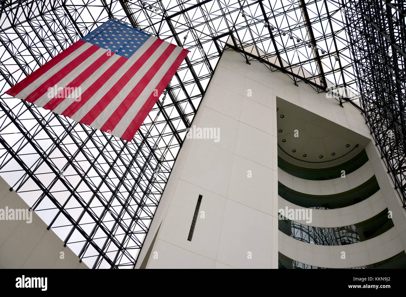 Die amerikanische Sternenbanner Flagge innerhalb der JFK Memorial Library and Museum, Boston, Massachusetts, USA Stockfoto