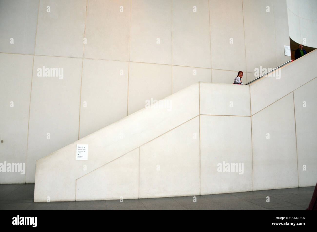 Frau klettern Treppe am JFK Memorial Library und Museum, Boston, Massachusetts, USA Stockfoto