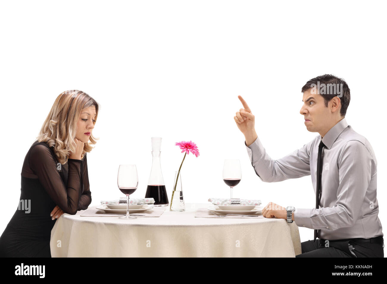 Wütend Mann, seine Freundin bedroht, an einem Tisch im Restaurant auf weißem Hintergrund Stockfoto