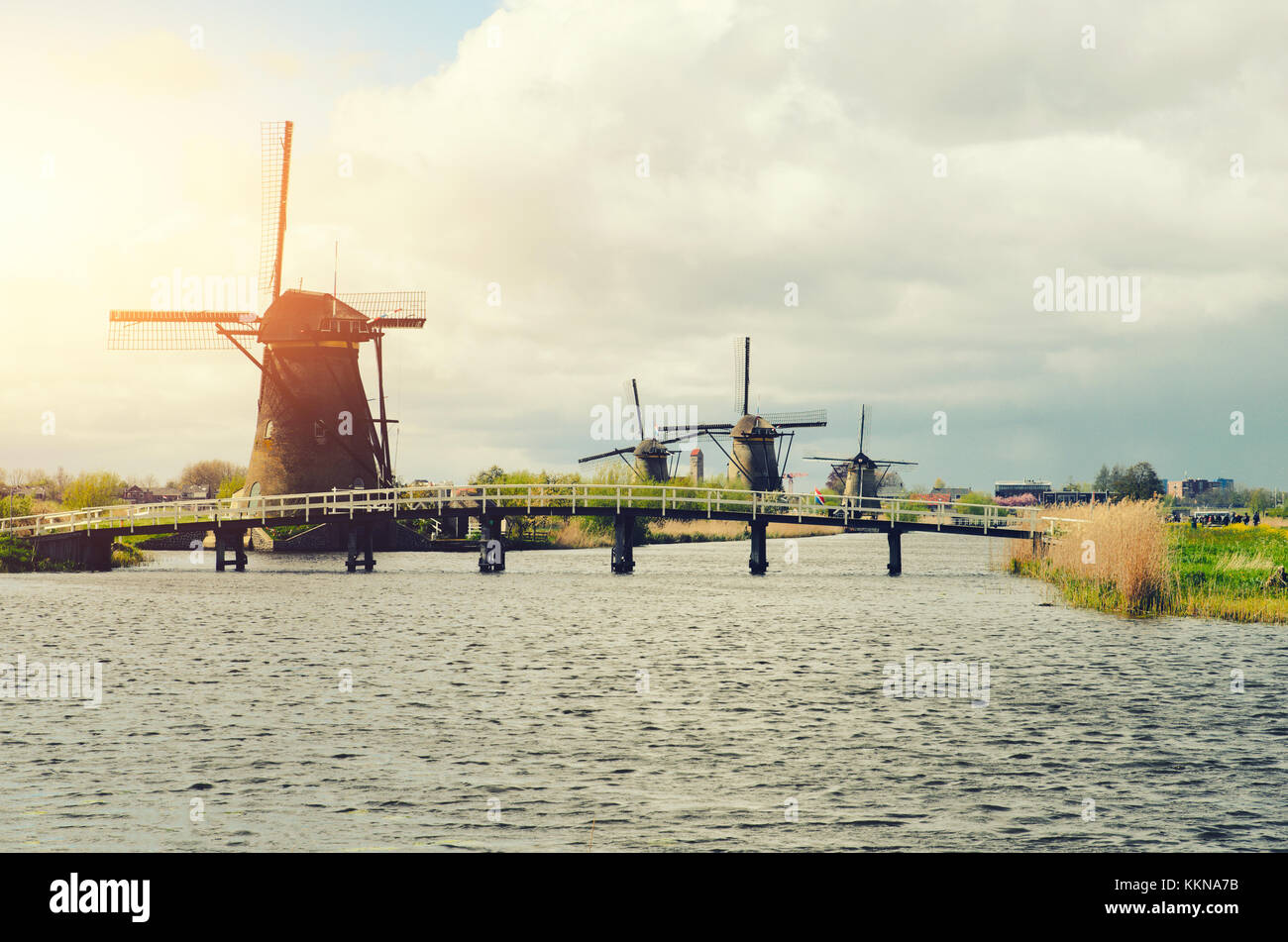Niederlande traditionelle Windmühle Landschaft bei kinderdijk in der Nähe von Rotterdam in den Niederlanden. Stockfoto