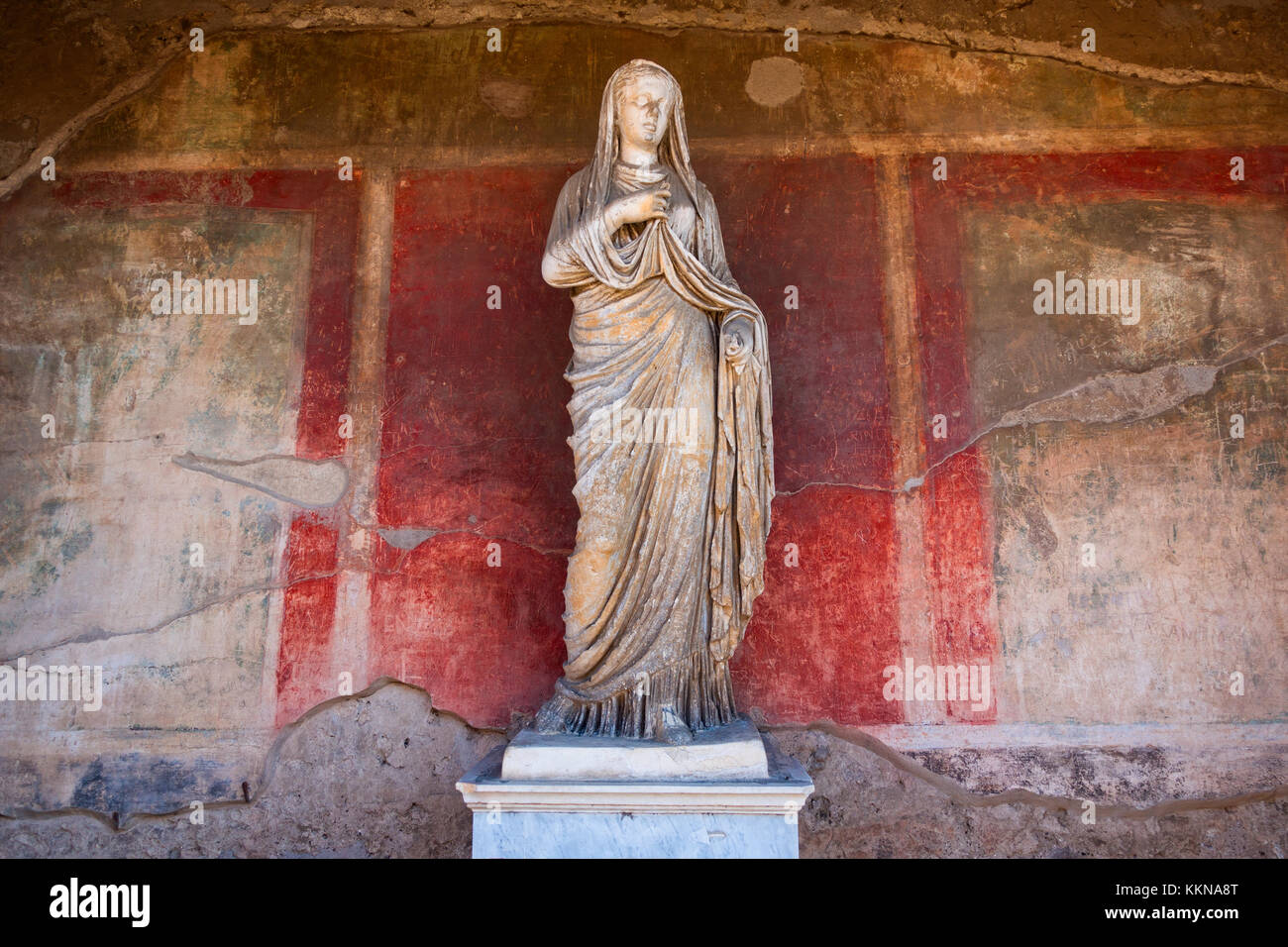 Eine Statue an der Römischen Ruinen von Pompeji in der Nähe von Neapel und Mt. Vesuv, Kampanien, Italien. Stockfoto