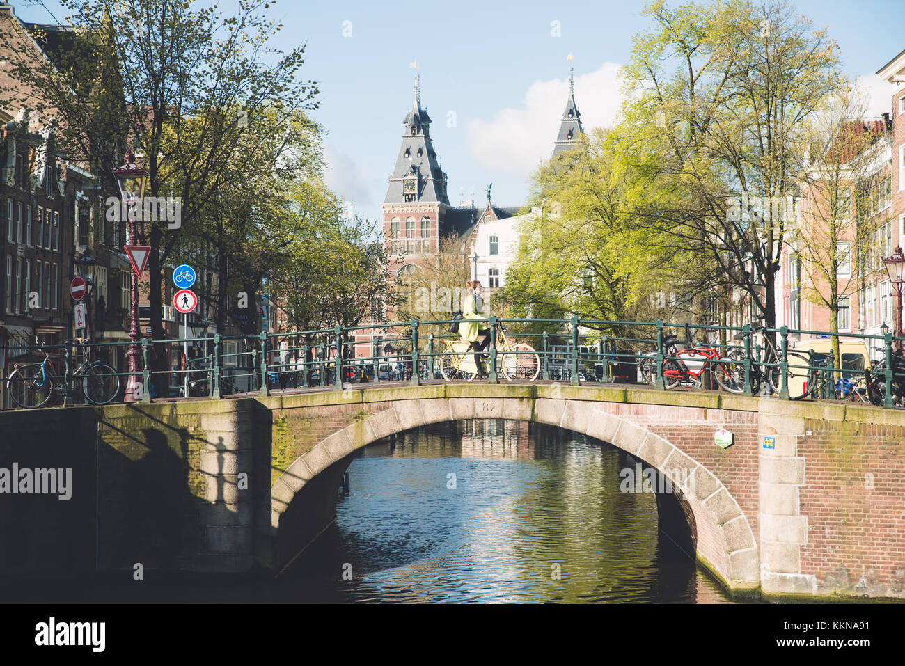 Amsterdam Menschen Reiten Fahrräder im historischen Teil in Amsterdam, Niederlande. Stockfoto