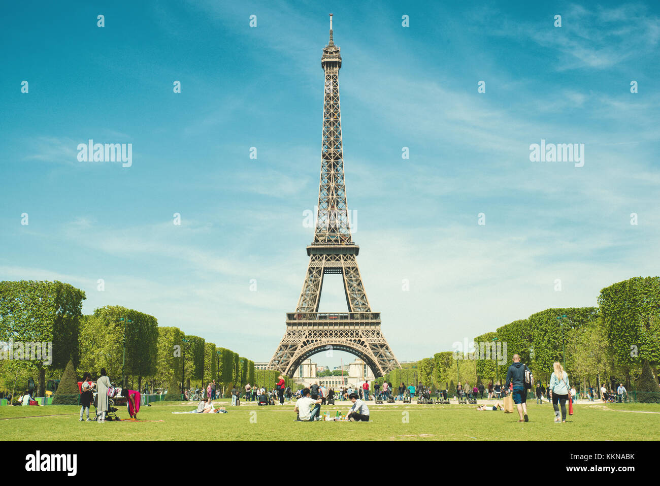 Paris, Frankreich - Mai 6,2016: Touristen Chillen im Park in der Nähe von Eiffelturm Paris, Frankreich. im Jahr 2016 mehr als 15 Millionen Touristen besuchten die Stadt Stockfoto