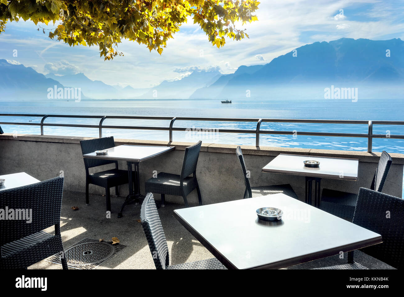 Szenische Ansicht vom offenen Cafe am Genfer See in Vevey. Kanton Waadt, Schweiz Stockfoto