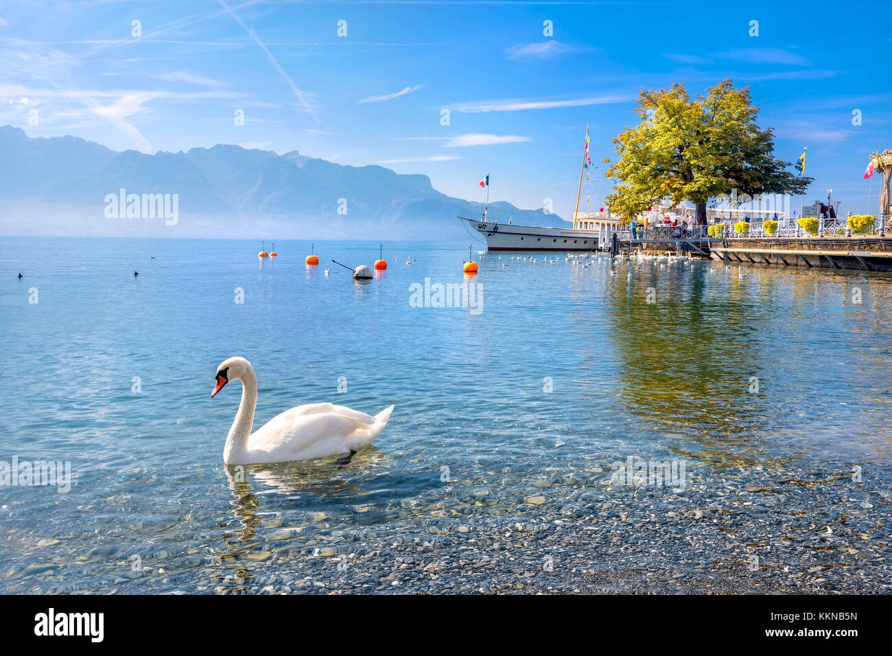 Kai mit alter Fähre auf dem Genfer See in Vevey. Kanton Waadt, Schweiz Stockfoto