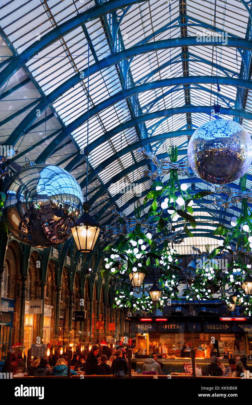Grossbritannien, England, London, Covent Garden für Weihnachten dekoriert Stockfoto