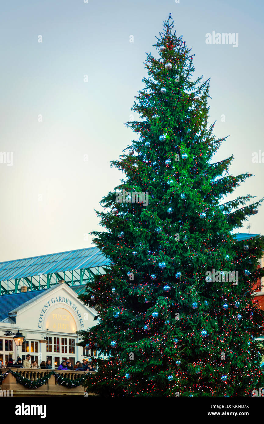 Grossbritannien, England, London, Covent Garden für Weihnachten dekoriert Stockfoto