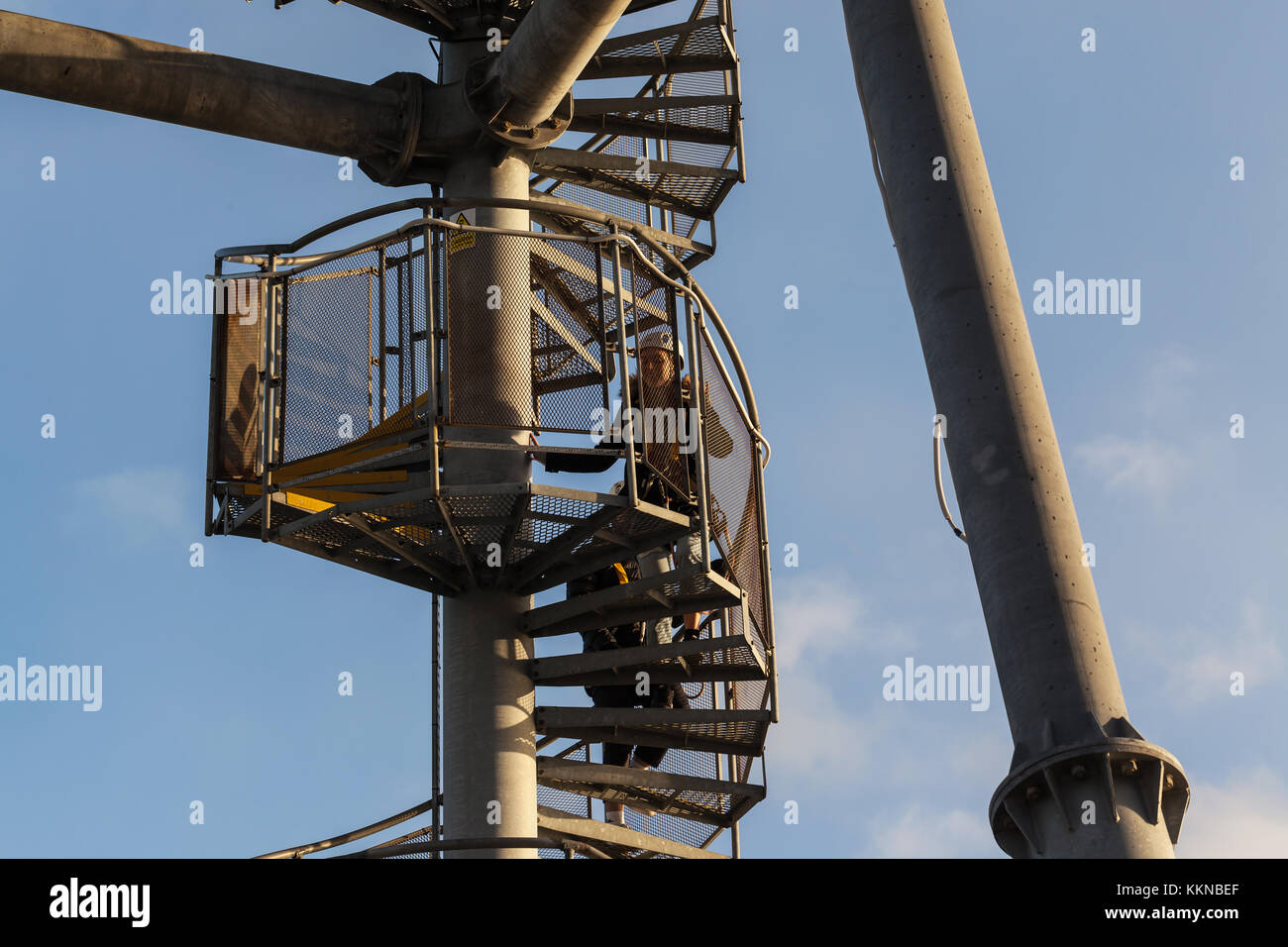 Person Klettern zu Zip-Kabel Plattform in Bournemouth Pier Stockfoto