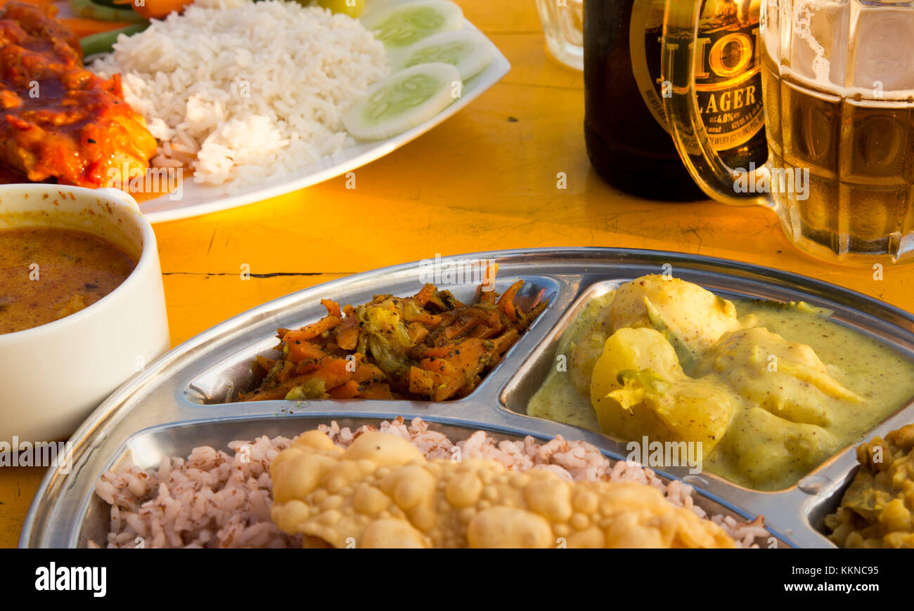 Nahaufnahme von Curry Essen und lokalen Lion Lagerbier, Mirissa, Sri Lanka, Asien Stockfoto
