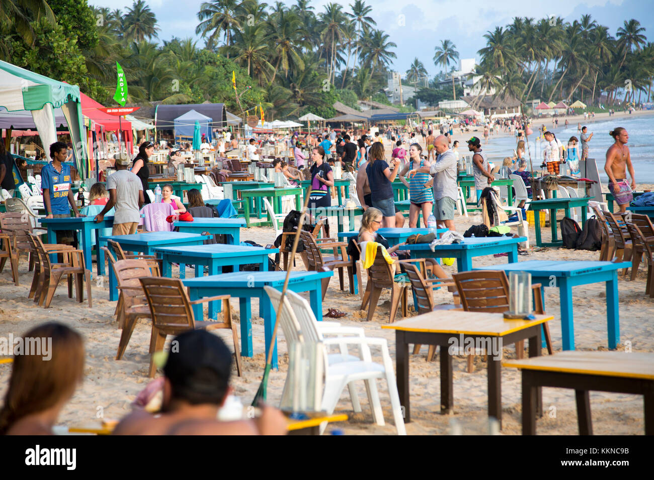 Voll von Menschen und Tabellen der Beach Bar, Mirissa, Sri Lanka, Asien Stockfoto