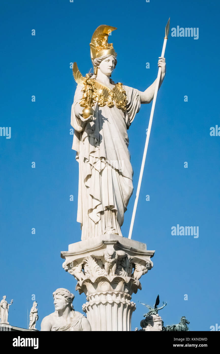 Die Pallas-Athene-Statue, die 1893 vor dem Parlamentsgebäude in Wien errichtet wurde. Athene wurde gewählt, da sie als die G angesehen wird Stockfoto